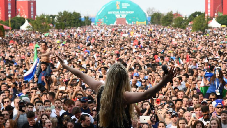 Arilena Ara publikon videon e performancës fantastike në “FIFA Fan Zone” të Moskës