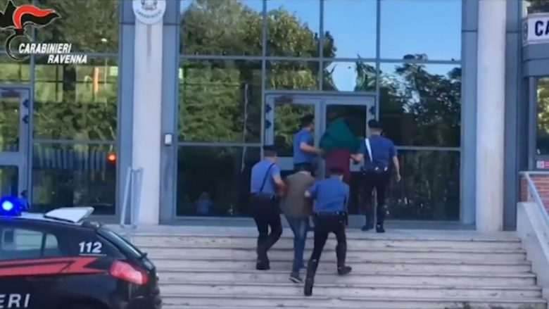 Itali, goditet banda shqiptare e kokainës, dalin pamjet e arrestimeve (Video)