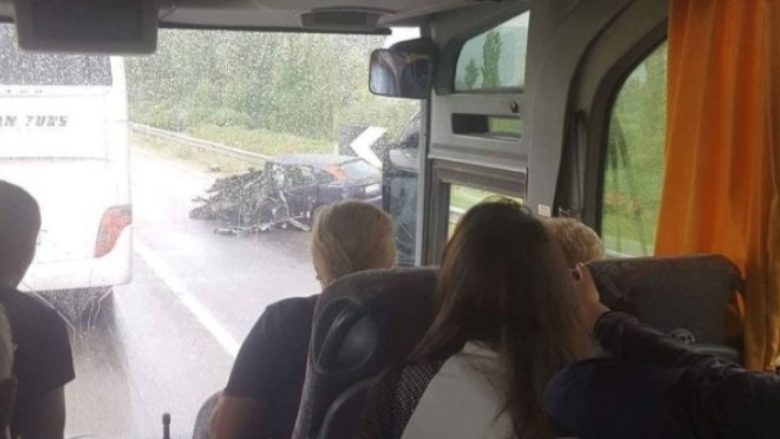 Autobusi me dhjetëra kosovarë aksidentohet në Lezhë