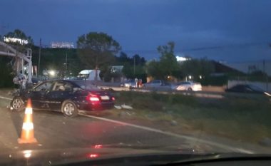 Përplasen tri makina në autostradën Tiranë-Durrës, dy të plagosur