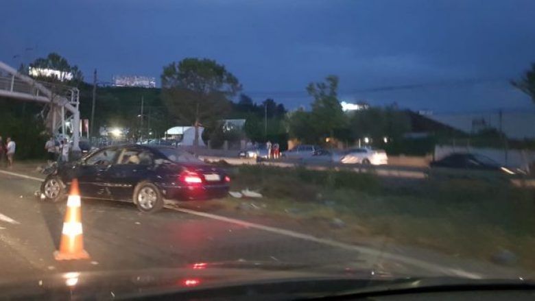 Përplasen tri makina në autostradën Tiranë-Durrës, dy të plagosur