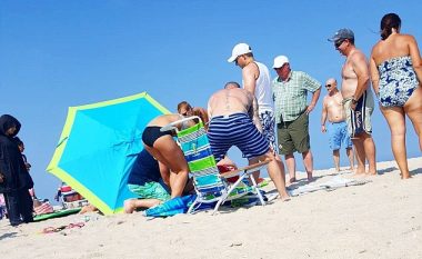 Era e fuqishme bën që çadra e plazhit të “fluturojë”, pastaj ngulitet në këmbën e një turisteje (Foto)