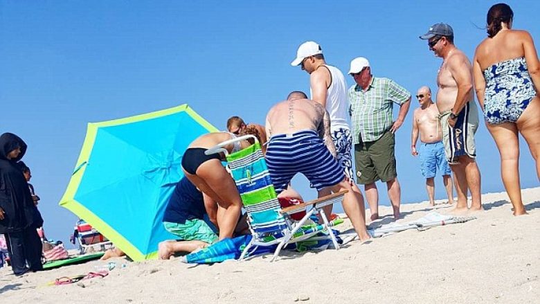 Era e fuqishme bën që çadra e plazhit të “fluturojë”, pastaj ngulitet në këmbën e një turisteje (Foto)