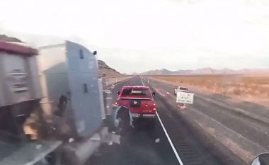 Shoferin e zë gjumi mbi timon, kamioni përplaset për disa vetura – pamjet nga aksidenti me dy të vdekur në Nevada (Foto/Video)