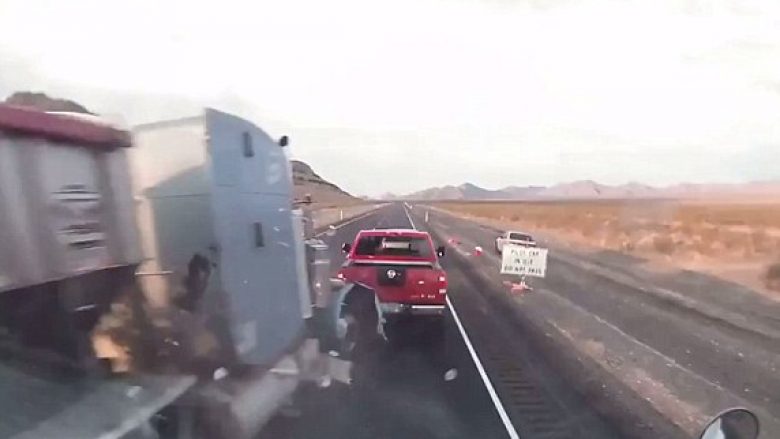 Shoferin e zë gjumi mbi timon, kamioni përplaset për disa vetura – pamjet nga aksidenti me dy të vdekur në Nevada (Foto/Video)