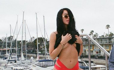 Dafina Zeqiri me pozë provokuese në bikini, vë sërish në fokus gjoksin atraktiv