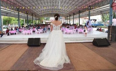 Makthi më i keq i çdo gruaje: Nusja braktiset nga dhëndri, të ftuarit e nxjerrin Live në Facebook (Video)