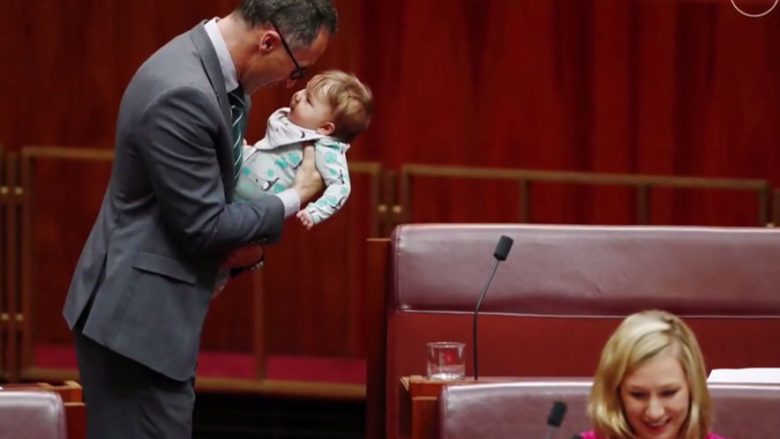 Bebet në Parlament, në Zelandën e Re edhe burrat i marrin fëmijët në seancë