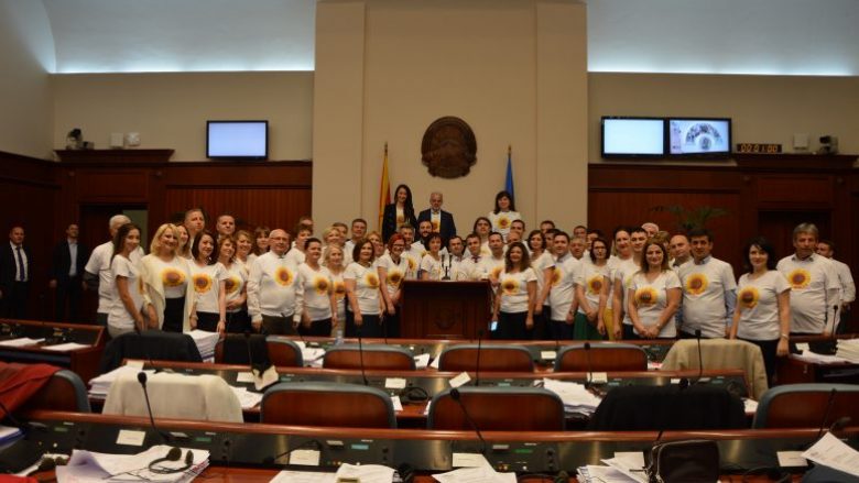 Deputetët e Kuvendit të Maqedonisë bëhen pjesë e fushatës “Ti je një luledielli”