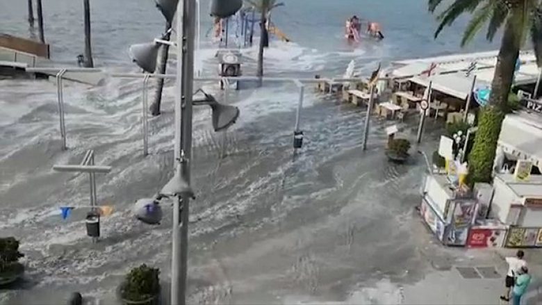 Rrugët e një pjese të Majorkës përmbyten nga një mini-cunami (Video)