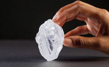 Zbulimi i madh i ekspertëve: Toka fsheh miliarda tonë diamante, ata mund të nxirren vetëm nëse shpohet 240 kilometra
