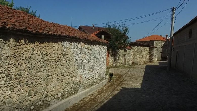Fshati në Deçan me pamje të gurit, mrekulli për turistët (Video)