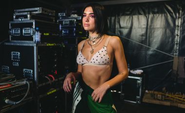 Dua Lipa duket mjaft provokuese në prapaskenat e xhirimeve