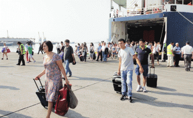 Dyndje në portin e Durrësit, mbërrijnë mijëra emigrantë e mjete