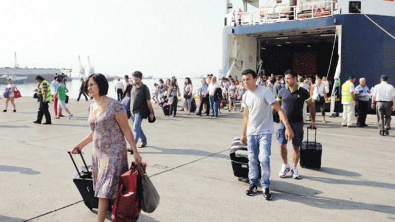 Dyndje në portin e Durrësit, mbërrijnë mijëra emigrantë e mjete