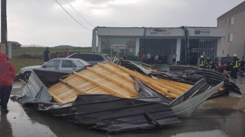 Erërat e forta dëmtojnë pullazet e tri shtëpive në Gjilan