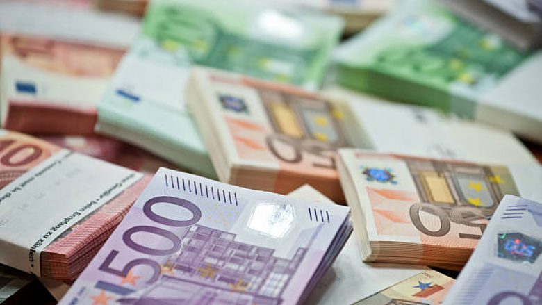 Euro fillon javën në nivele të qëndrueshme