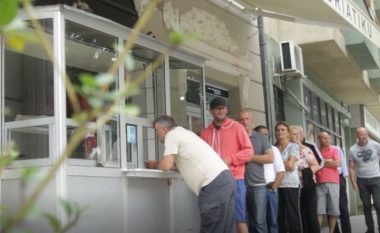 Furra 200 vjeçare në Mitrovicë, aty ku qytetarët presin deri gjysmë ore për bukë (Video)