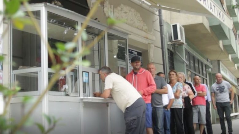 Furra 200 vjeçare në Mitrovicë, aty ku qytetarët presin deri gjysmë ore për bukë (Video)