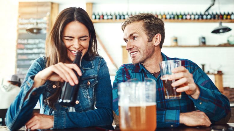 Shumica e beqarëve preferojnë të konsumojnë alkool gjatë takimit të parë