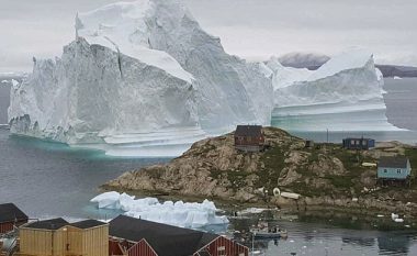 Ajsbergu mbi 100 metra i lartë rrezikon të përplaset me një fshat në Grenlandë, autoritet evakuojnë banorët (Video)