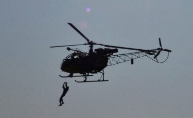 Arrtisje spektakolare me helikopter nga burgu i Parisit (Video)