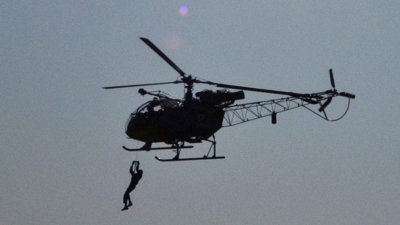 Arrtisje spektakolare me helikopter nga burgu i Parisit (Video)