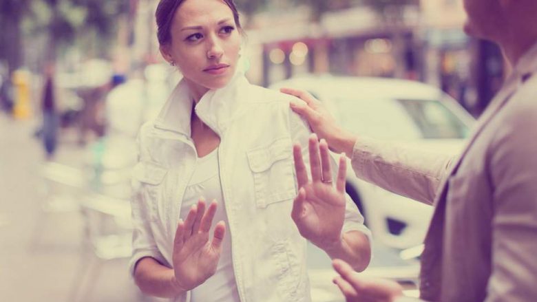 Më shumë se gjysma e meshkujve mendojnë se ngacmimi i femrave në rrugë është gjë e papranueshme