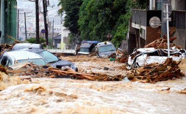 Mbi 60 të vdekur nga përmbytjet dhe rrëshqitjet e tokës në Japoni