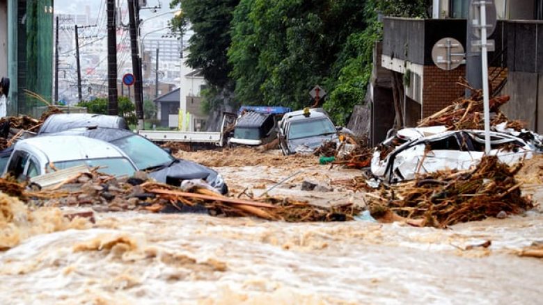 Mbi 60 të vdekur nga përmbytjet dhe rrëshqitjet e tokës në Japoni