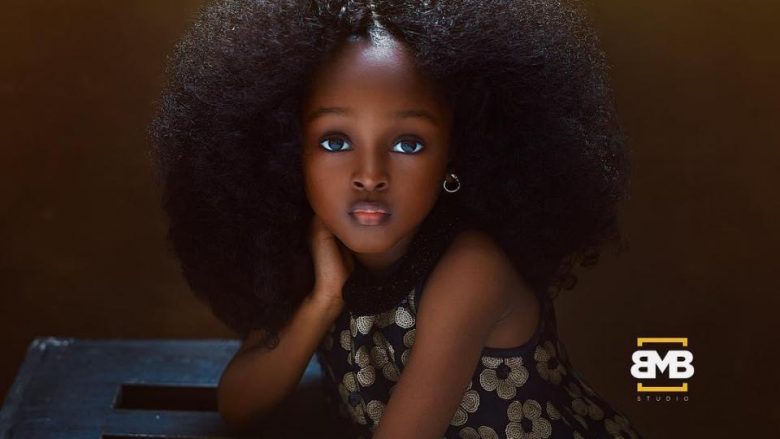Silllet sikur modele – vajza pesë vjeçare nigeriane po konsiderohet si fëmiu më i bukur në botë