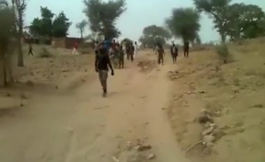 Pas publikimit të pamjeve ku disa burra ekzekutojnë gratë dhe fëmijët e tyre, autoritet e Kamerunit fillojnë hetimet (Video)