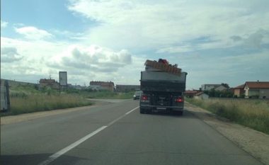 Në magjistralen Mitrovicë- Vushtrri, kamioni lëviz me mbingarkesë të rrezikshme (Foto)