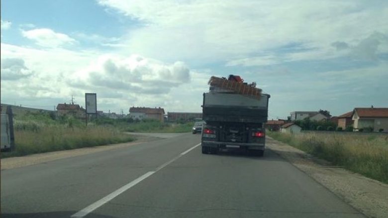 Në magjistralen Mitrovicë- Vushtrri, kamioni lëviz me mbingarkesë të rrezikshme (Foto)