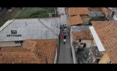 Publikohet videoklipi me motive tradicionale i Labinot Rexhës i xhiruar në lagjen e komunitetit serb në Rahovec