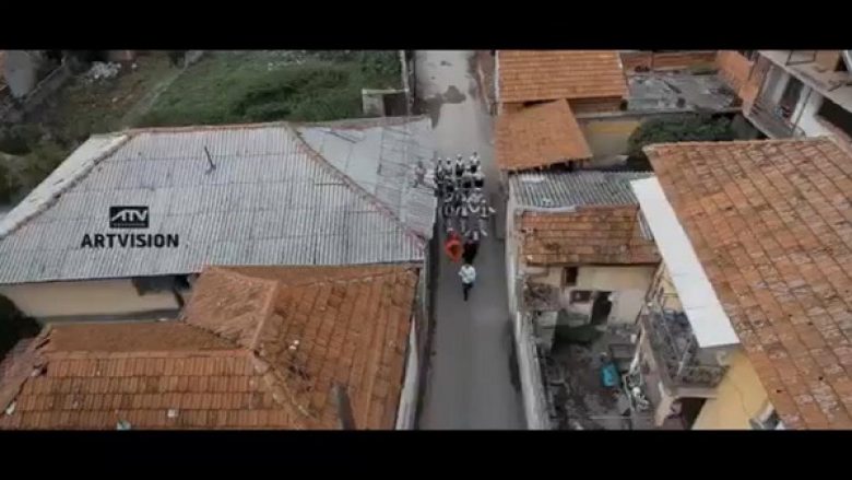 Publikohet videoklipi me motive tradicionale i Labinot Rexhës i xhiruar në lagjen e komunitetit serb në Rahovec