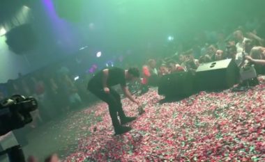 Pas reçipetave në Gjakovë, fansja ia hedh tangat Ledrit në koncertin në Prishtinë