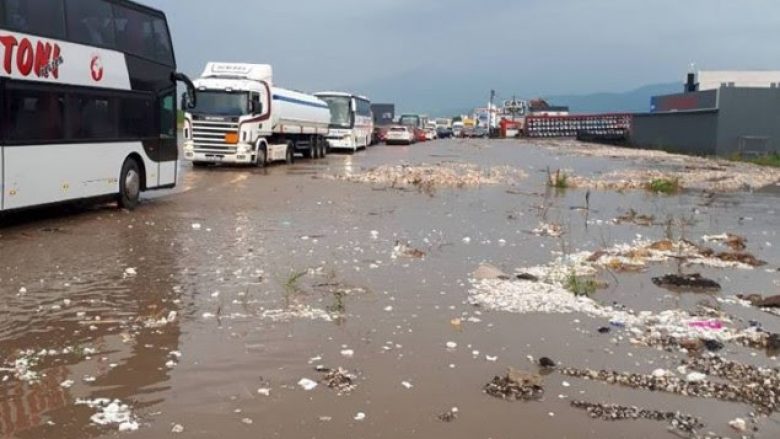 Lekaj tregon fajtorin për bllokimin nga uji të magjistrales Prishtinë-Ferizaj