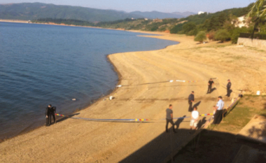 Qytetarët kalojnë pushimet në Liqenin e Dibrës, shprehen të kënaqur me kushtet