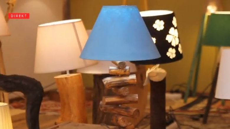 Vëllezërit që shndërrojnë drurin në llamba artistike (Video)