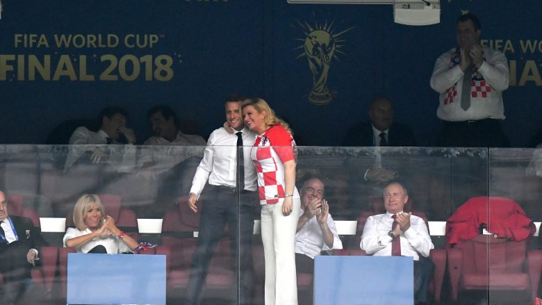 Përqafimi i afërt i Emmanuel Macron me Kolinda Grabar-Kitarovic