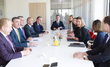 Kocijançiç publikon fotografi brenda takimit të liderëve kosovarë me Mogherinin