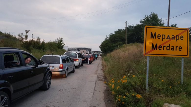 Kolona të gjata në pikëkalimet kufitare me Serbinë, në Merdar deri në tri orë pritje