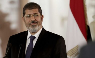 Gjykata egjiptiane heq nga ‘lista e terroristëve’ ish-presidentin Mursi