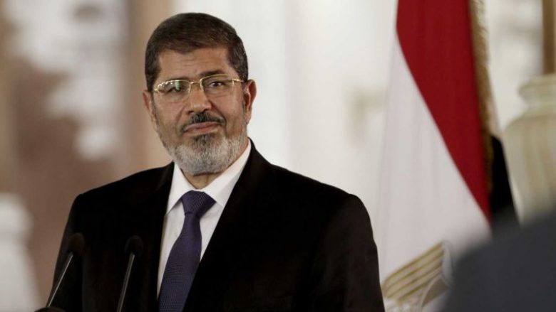 Gjykata egjiptiane heq nga ‘lista e terroristëve’ ish-presidentin Mursi
