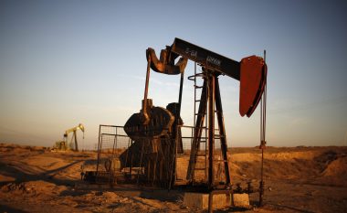 Nafta e papërpunuar po tregtohet qendrueshëm
