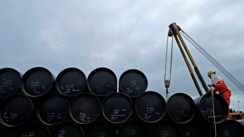 Rezervat e naftës së papërpunuar në Amerikë shënojnë rënie