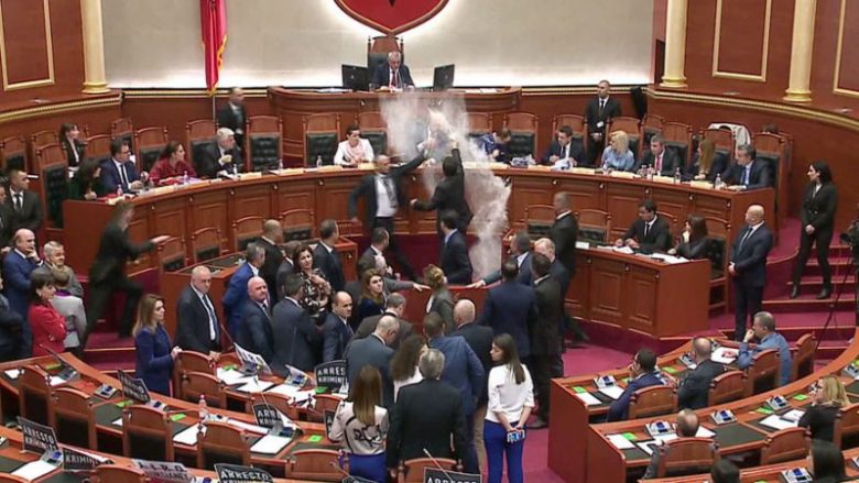 “Teatri” në Parlament, protestë jashtë, debat brenda