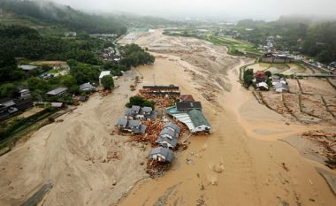 Dhjetëra të vdekur nga përmbytjet dhe rrëshqitjet e dheut në Japoni