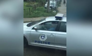 Polici në Suharekë, përdor telefonin derisa drejton veturën (Video)
